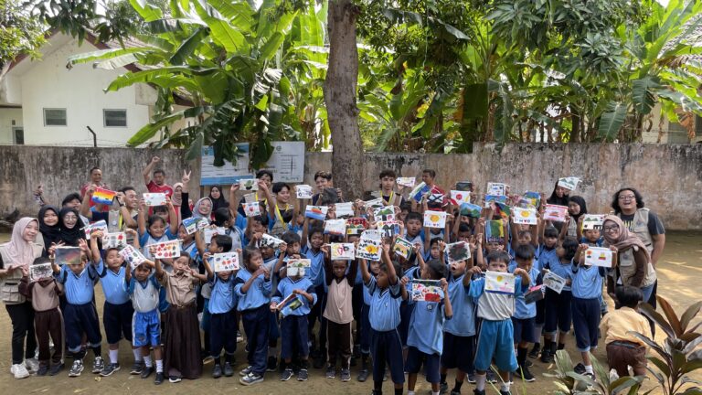 Kegiatan Melukis Pouch Meningkatkan Kreativitas Siswa SD