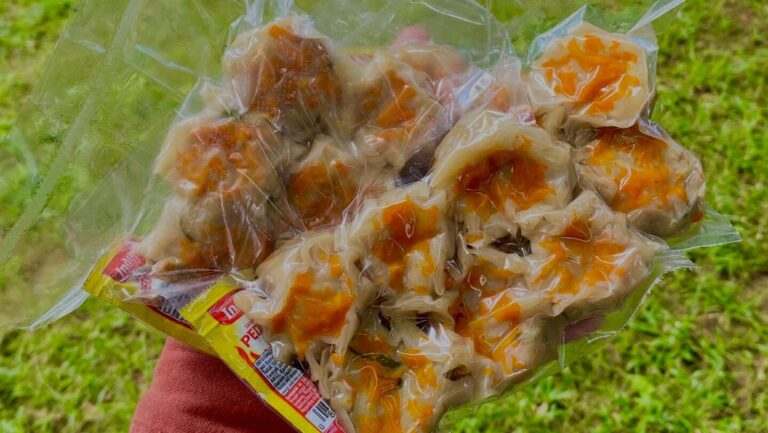 Pembuatan Dimsum Ikan Pisang-Pisang oleh Ibu-Ibu PKK Desa Nyamuk